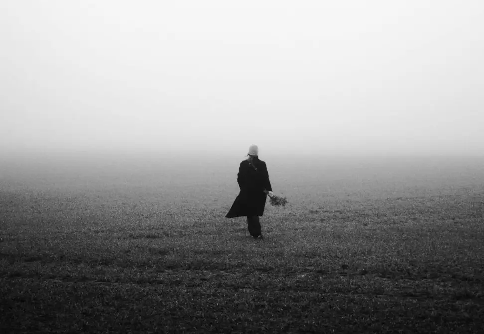 Laptoppal dolgozó szakember, a képernyőn színes weboldalterv és kódsáv látható